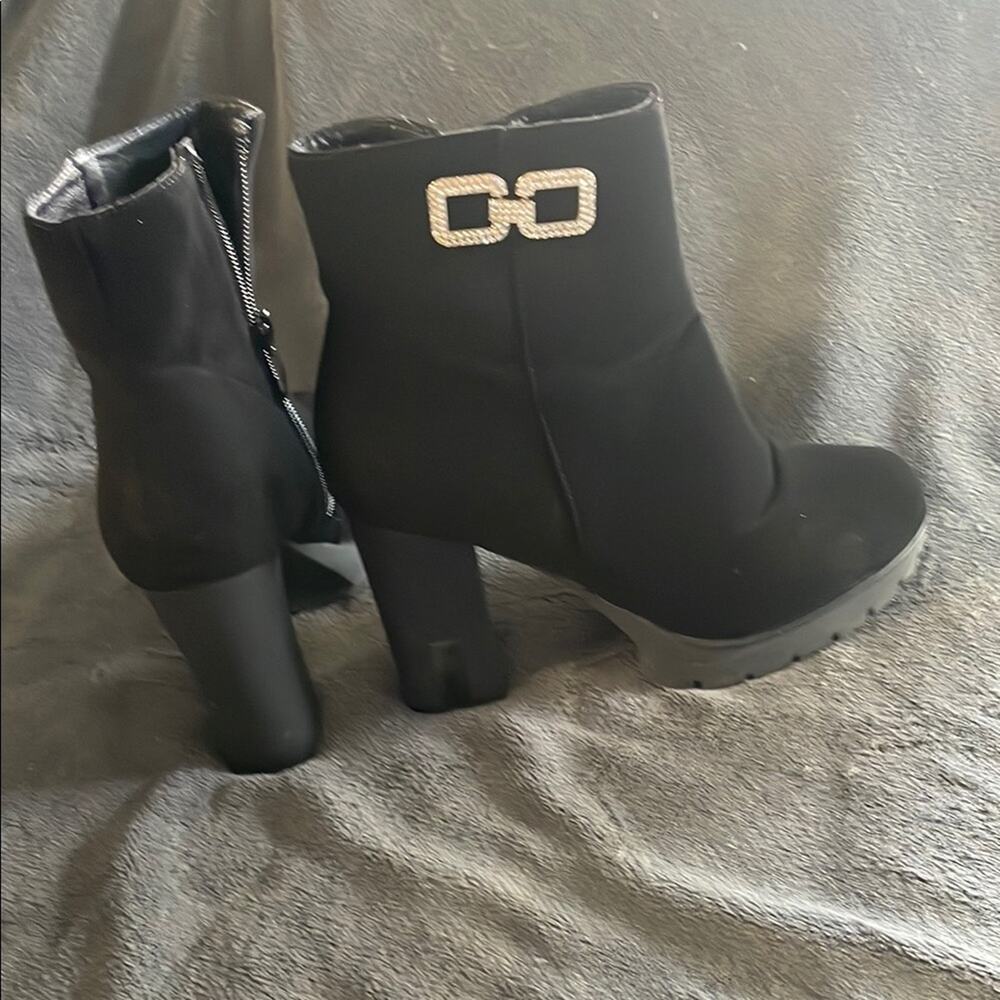 Elegant Zippered Black Ankle Boots with Rhinestone Detail NWOT Size 8